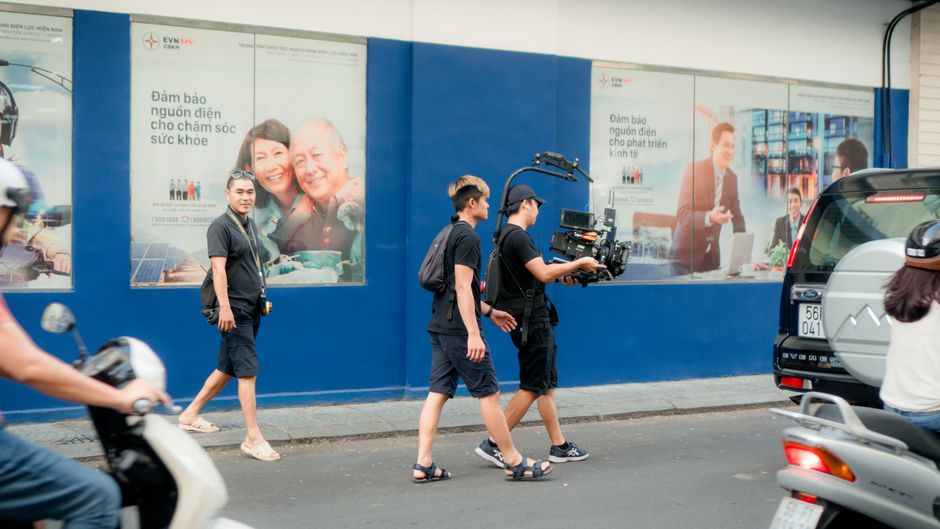 Freelance Filmmaker or Agency: Choose the Right Commercial Video Partner