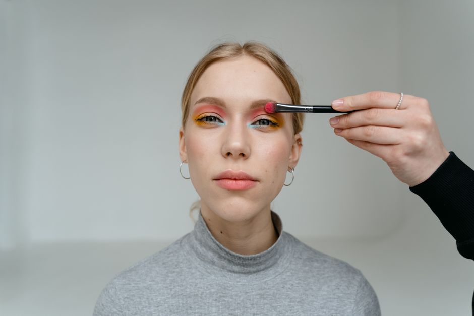How Do You Apply Eyeshadow on Hooded, Textured Mature Eyelids?